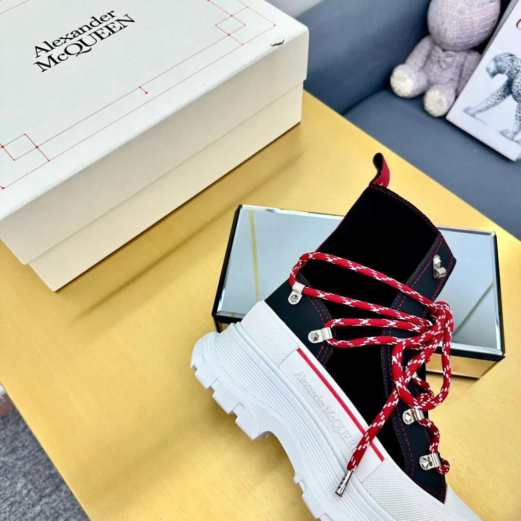 👟👟Ex-factory price 680👟👟 Alexander McQueen's latest thick-soled Martin boots, original 1:1 development, outsole original open-film TPU sole, fabric full-grain cowhide + high mercerized cowhide, lining sheepskin original hardware carabiner bottom height 5cm Size: #35-40 39-45